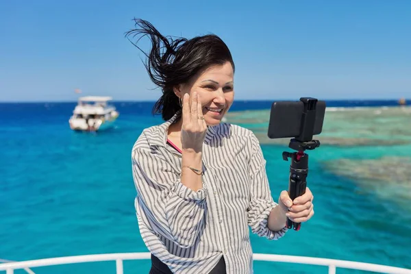 Happy woman enregistrement flux vidéo sur smartphone, fond est un endroit pour la plongée et la plongée avec tuba — Photo