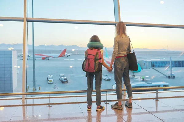 Pasajeros del aeropuerto familia madre e hija niño mirando aviones en ventana panorámica —  Fotos de Stock