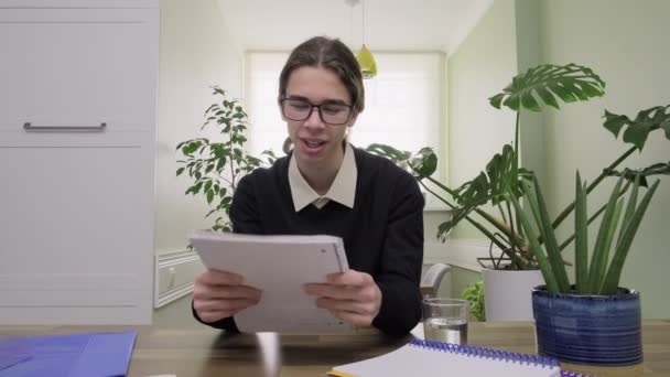 Man tiener praten kijken naar camera, glimlachen emotioneel, scheurde uit en gerimpelde laken — Stockvideo