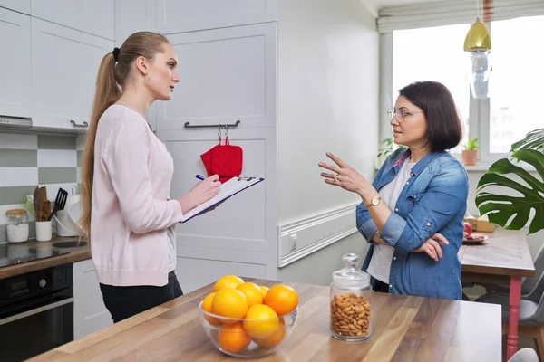 Sondaggio, intervista, monitoraggio, assistente sociale parlando e interrogando donna matura — Foto Stock