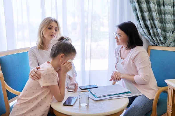 Maminka a dcera preteen dítě na setkání s psycholog, terapeut — Stock fotografie