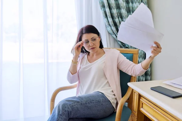 Gammal kvinna viftar med papper, lider av värme — Stockfoto