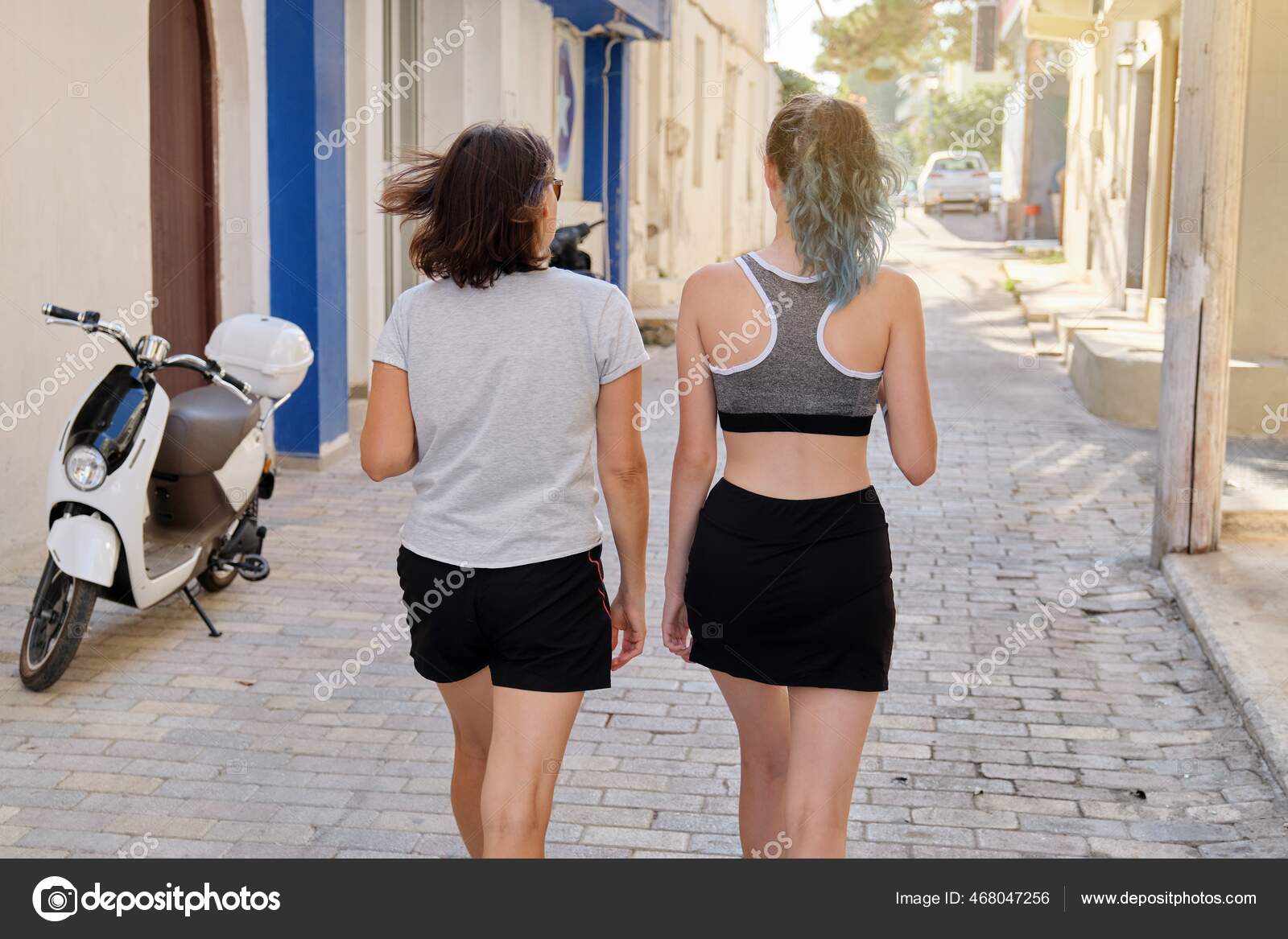 Madre e hija adolescente juntas en ropa deportiva caminando por la calle de  la ciudad, vista trasera: fotografía de stock © Valerii_Honcharuk  #468047256 | Depositphotos