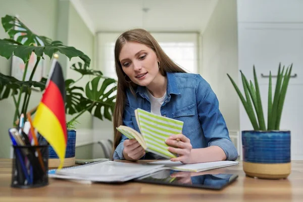 Ženské studentky při pohledu na webkameru, studium němčiny online — Stock fotografie