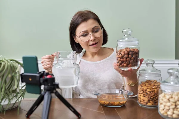 Ernährungswissenschaftler spricht über die Vorteile des Einweichens von Nüssen in Wasser, Aufzeichnung Videoblog vlog — Stockfoto