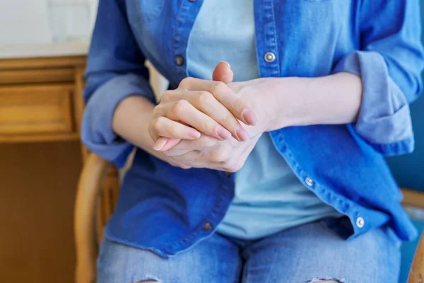 Психотерапия, язык тела, крупный план женской руки на сеансе с врачом — стоковое фото