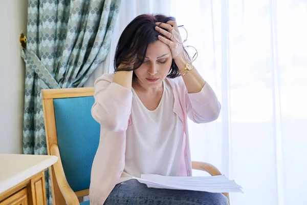 Stress, huvudvärk, migrän, upprörd medelålders kvinna som håller huvudet med händerna — Stockfoto