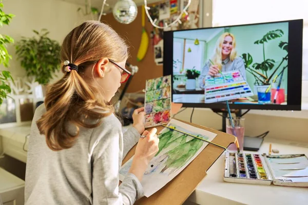 Atelier en ligne sur le dessin. Fille enfant étudiant peinture avec aquarelles à la maison — Photo