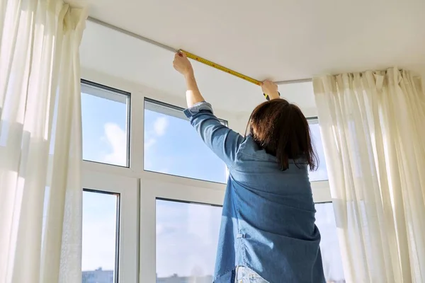 Service zum Nähen und Aufhängen von Gardinen. Frau mit Maßband-Messfenster — Stockfoto