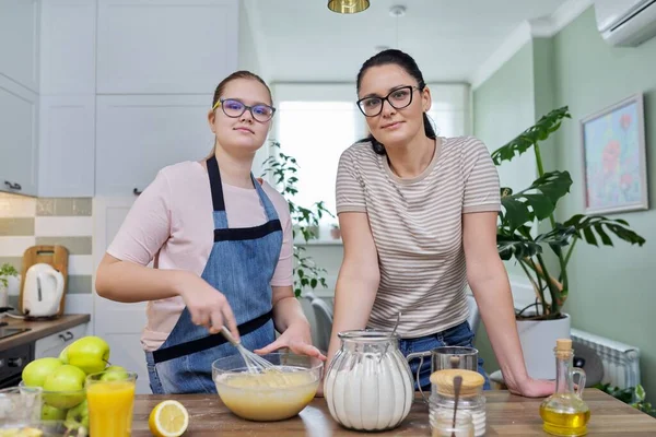 Moeder en dochter 12, 13 jaar oud koken samen appeltaart — Stockfoto