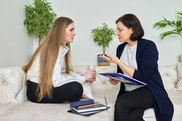 Meeting of young woman patient with psychologist — Stock Photo, Image