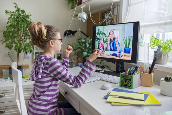 Apprentissage en ligne, petite étudiante apprenant la langue à distance avec un professeur d'anglais — Photo