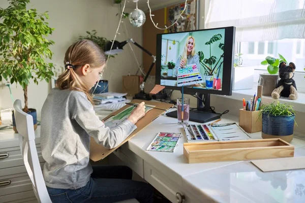 Творческий онлайн урок рисования. Девочка рисует акварелью — стоковое фото