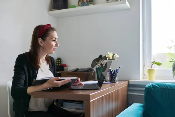 Mujer de negocios, maestra que trabaja en línea en casa con computadora portátil usando videollamada —  Fotos de Stock