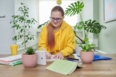 Okul çevrimiçi öğrenim, e-eğitim, dijital tablet ekranına bakan genç kız.