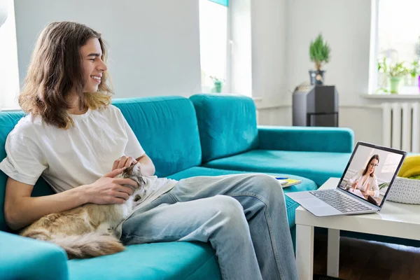 Jongen tiener online praten met leraar, psycholoog, maatschappelijk werker — Stockfoto