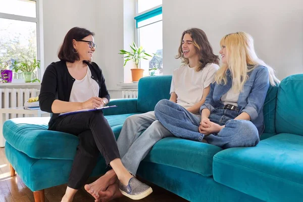 Professionele vrouwelijke maatschappelijk werker, leraar, adviseur, psycholoog in gesprek met tieners — Stockfoto