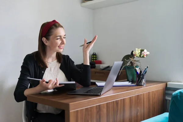 Mujer de negocios, maestra que trabaja en línea en casa con computadora portátil usando videollamada — Foto de Stock