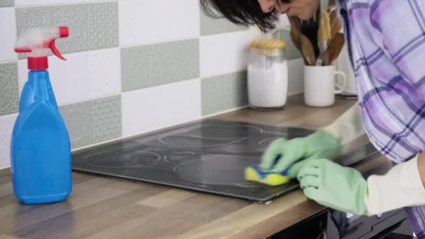 Sprzątanie kuchni, kobieta myjąca ceramiczne płyty elektryczne — Wideo stockowe