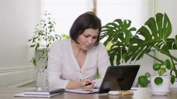 Mujer maestra, mentora, psicóloga mirando webcam de tablet, conversando, asesorando — Vídeos de Stock