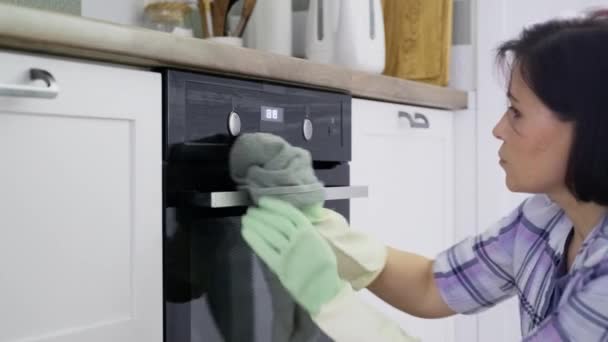 Limpeza da cozinha, mulher lavando a porta do forno e painel — Vídeo de Stock