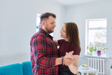 Mutlu orta yaşlı çift dans ediyor.