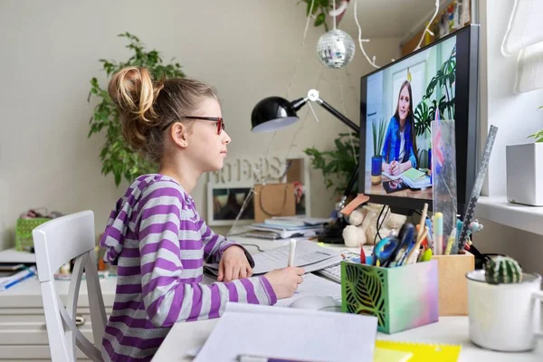 Enfant fille à la maison regardant l'écran d'ordinateur, parlant la langue d'apprentissage avec l'enseignant — Photo