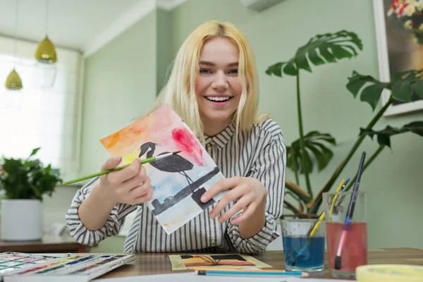 Teenage girl recording video drawing lesson, watching and showing painting techniques to camera — Stock Photo, Image