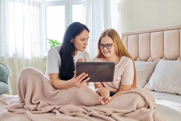 İletişim ilişkisi anne ve çocuk genç kız