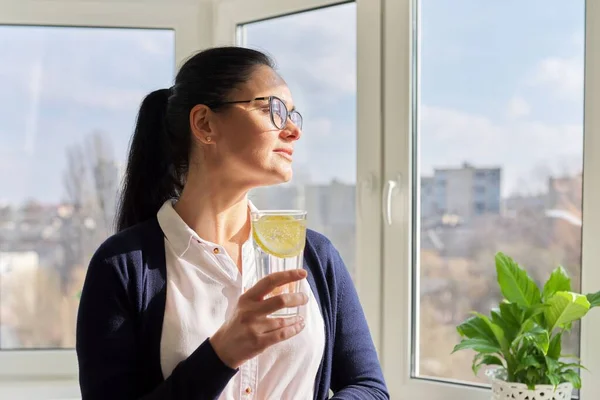 Geschäftsfrau mit Glas Wasser mit Zitrone — Stockfoto