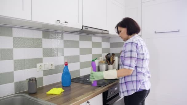 Úklid kuchyně, žena praní keramické elektrické varné desky — Stock video