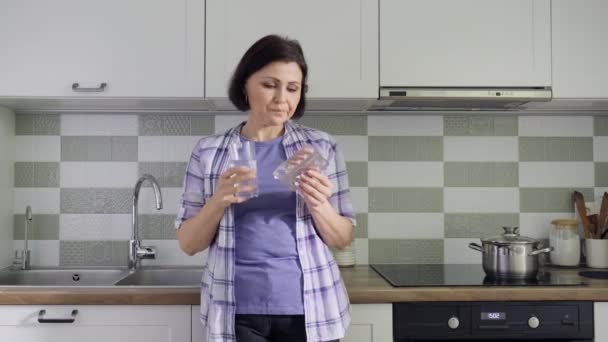 비타민, 알약, 물 한 잔마시는 중년의 여성 — 비디오