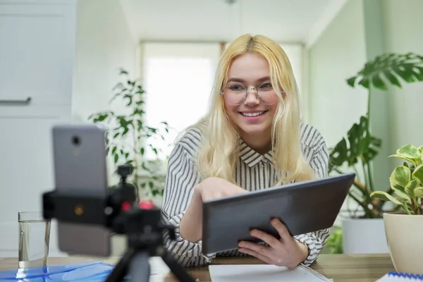 Studentessa adolescente che parla guardando webcam smartphone utilizzando tablet digitale — Foto Stock