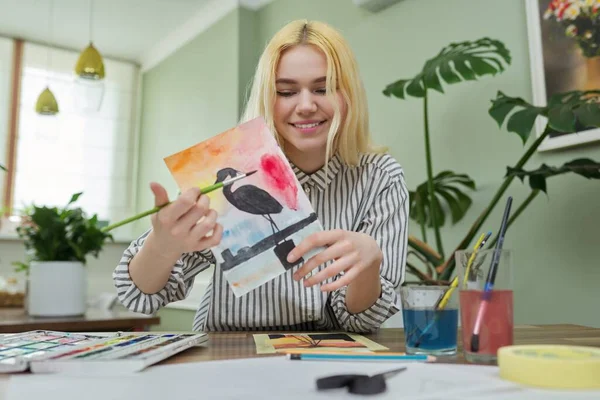 Teenage girl recording video drawing lesson, watching and showing painting techniques to camera — Stock Photo, Image