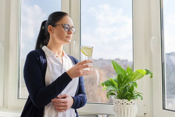 Femme d'affaires avec verre d'eau au citron — Photo