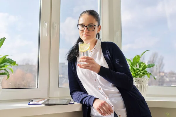 Donna d'affari con bicchiere d'acqua con limone — Foto Stock