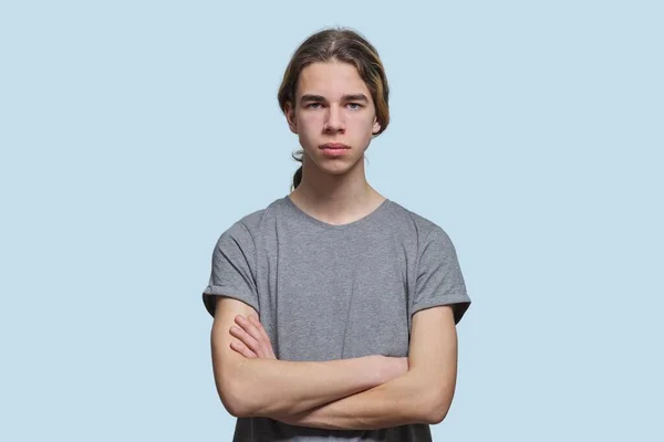 Retrato de cara séria adolescente com braços cruzados — Fotografia de Stock