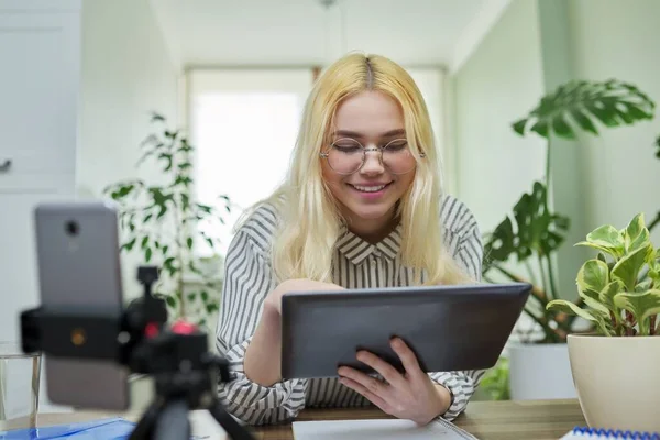 Studentessa adolescente che parla guardando webcam smartphone utilizzando tablet digitale — Foto Stock