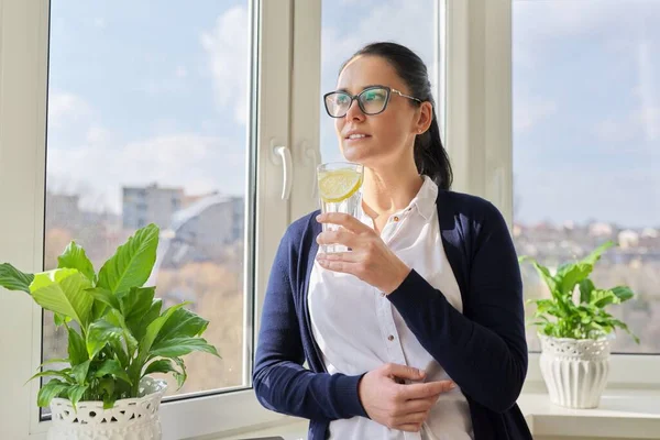 Business woman with glass of water with lemon — Stock Photo, Image