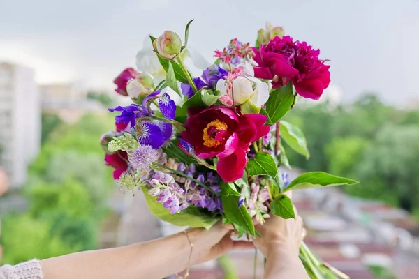 Närbild av ljusa bukett blommor i kvinnlig hand — Stockfoto