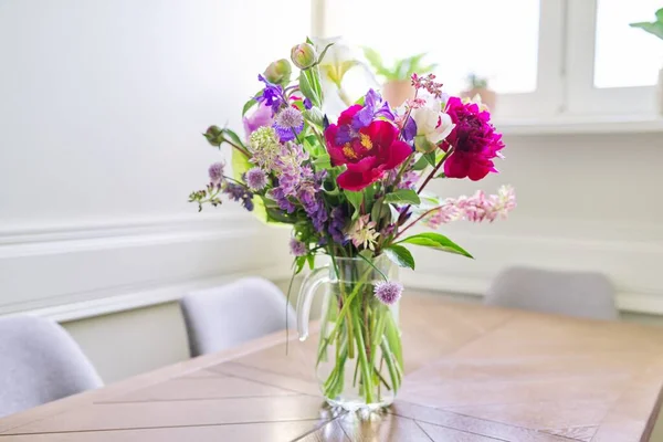 Buquê de flores brilhantes na mesa em jarro — Fotografia de Stock