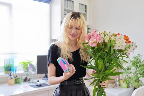 Verjaardagsfeest, vrouwelijke tiener met boeket bloemen en verrassing geschenkdoos — Stockfoto