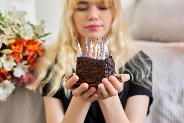 День народження дівчинки-підлітка, дівчина з тортами та святковими свічками — стокове фото