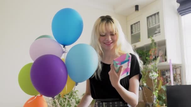 Fête d'anniversaire, adolescente avec des ballons colorés et boîte cadeau surprise — Video