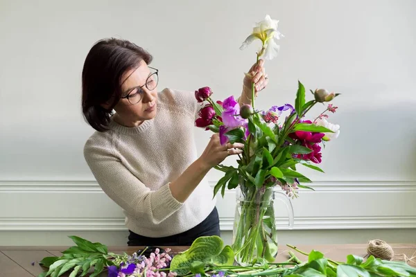 春の花と自宅で熟女 — ストック写真