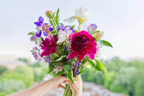 Närbild av ljusa bukett blommor i kvinnlig hand — Stockfoto