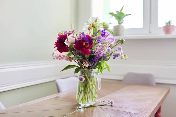 テーブルの上のテーブルの上の明るい花の花束 — ストック写真