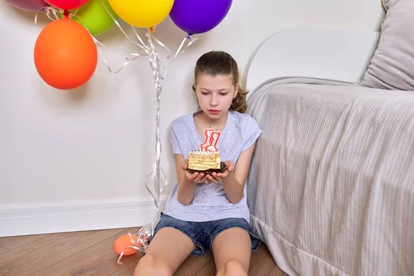 День рождения 11 лет, девочка-подросток с маленьким тортом и свечами 11 — стоковое фото