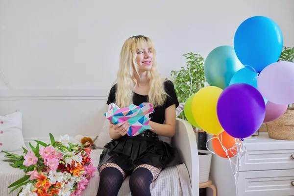 Cumpleaños de una adolescente. Hipster adolescente en casa con regalo sorpresa en caja —  Fotos de Stock