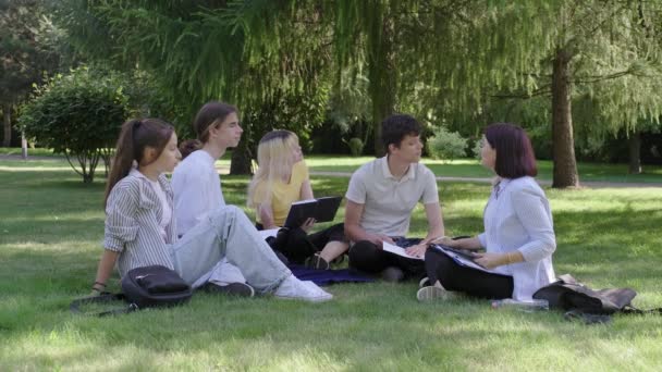 Outdoor, groep studenten met vrouwelijke leraar — Stockvideo